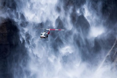 Helikopter lewat di depan Yosemite Waterfall, USA