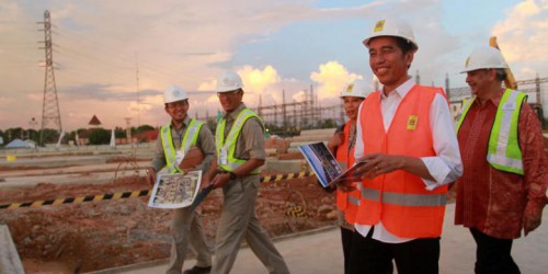 Presiden Republik Indonesia, Joko Widodo saat meninjau lokasi pembangunan proyek Mobile Power Plant 4x25 MW di Desa Jungkat, Kabupaten Mempawah, Kalimantan Barat