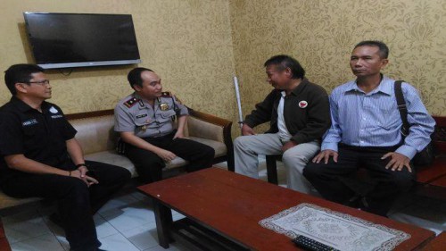Kapolsek Bandung Wetan, Kompol Indra Budi, berbincang dengan DS (tiga dari kiri), tersangka pembakar