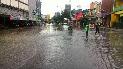 Jalanan di Solo tergenang air saat hujan