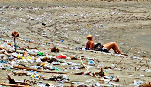 Tumpukan sampah di pantai