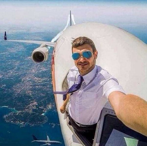 selfie dijendela pesawat