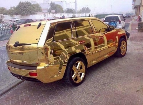 SUV berlapis emas