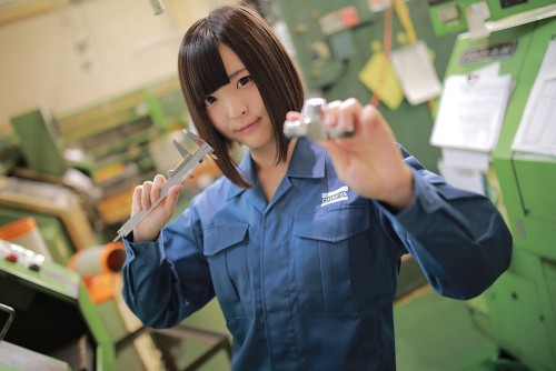 Ayato Nikukyu working in factory 04/14