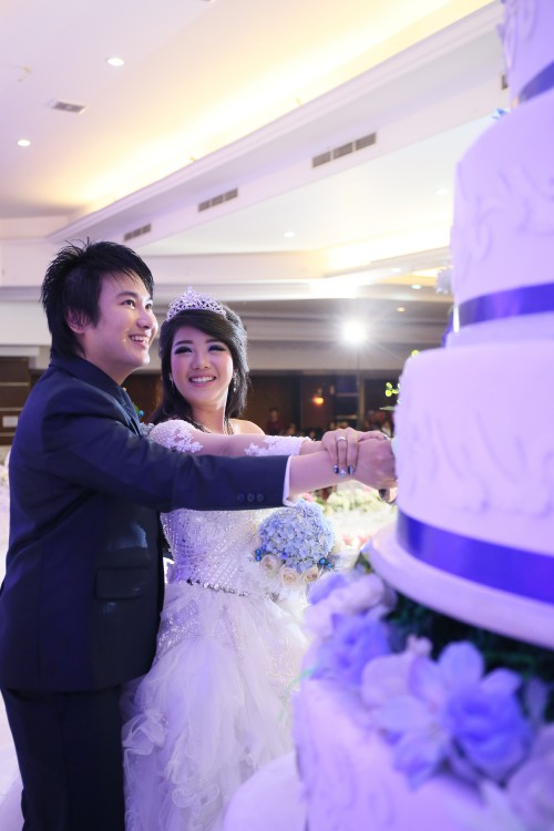 Andy & Thirza cuts their wedding cake