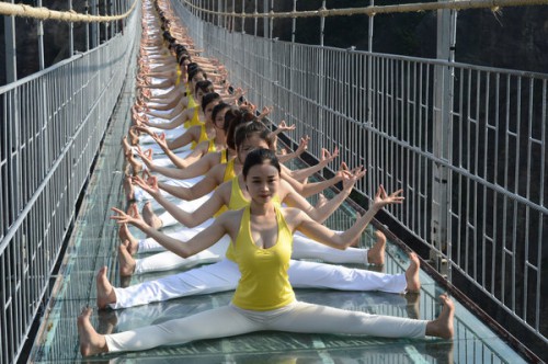 Yoga diatas jembatan kaca