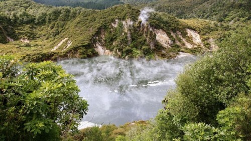 The Frying Pan Lake, mata air panas terbesar di dunia, terletak di Waimangu Volcanic Valley yang tercipta pada tanggal 10 Juni 1886 oleh letusan gunung berapi Gunung Tarawera