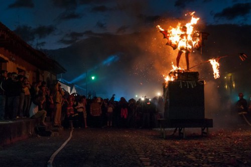 Membakar iblis di Guatemala