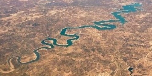 Foto aliran sungai berbentuk naga di portugal bikin geger dunia